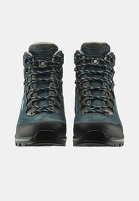 Męskie buty trekkingowe w ciemnoniebieskiej skórze z czarnymi gumowymi podeszwami, wzmocnionymi czubkami i metalowymi haczykami do sznurowania. Teksturowana cholewka z szarymi akcentami.