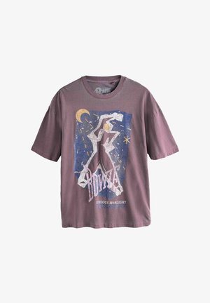 Violetti lyhythihainen T-paita, jossa etupuolella abstrakti tanssiva hahmo, kuu, tähdet ja teksti "Bowie Serious Moonlight Tour 83".
