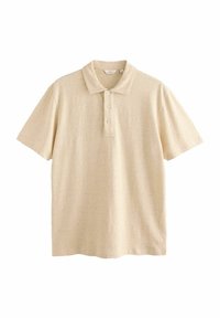 Tricou polo bej din material moale, cu guler clasic, fustă cu trei nasturi și mâneci scurte cu un model texturat subtil.