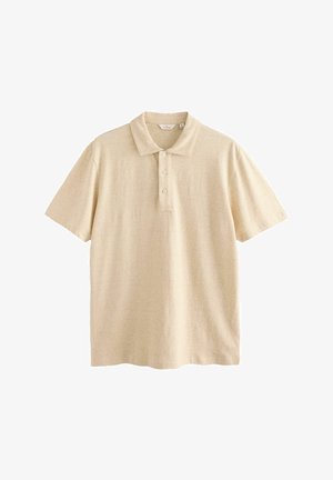 Beige poloshirt gemaakt van zacht materiaal, met een klassieke kraag, een knoopsluiting met drie knopen en korte mouwen met een subtiel gestructureerd patroon.