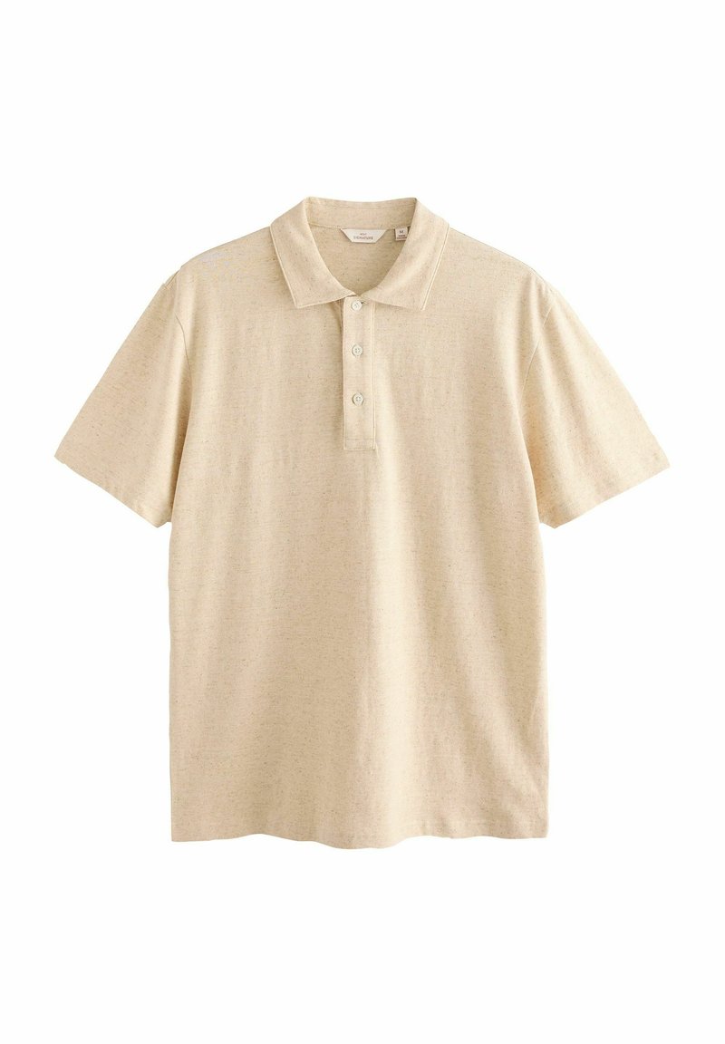 Beige polo skjorte lavet af tekstureret stof, med klassisk krave, korte ærmer og tre-knaps placket. Enkel, ensfarvet design.