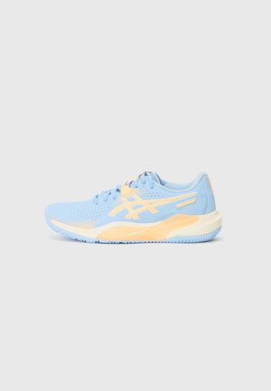 Chaussure de running basse bleu clair et pêche avec fermeture à lacets et semelle texturée, vue de profil sur un fond uni.