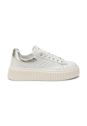 Sneaker bianco in pelle con accentuazione metallica argentata sul tallone, punta rotonda e suola spessa e rigata bianca. Presenta lacci piatti e dettagli di cucitura laterale.