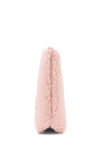 Clutch in finta pelliccia di pecora di colore rosa chiaro, forma rettangolare, texture morbida, chiusura con zip sulla parte superiore, base piatta per stabilità.