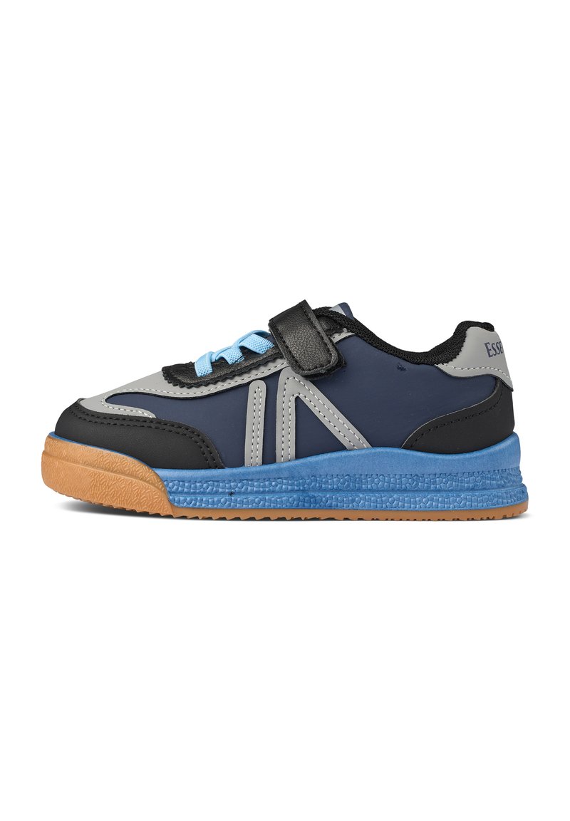 Blauer und grauer Sportschuh mit schwarzem Obermaterial, strukturiertem Gummisohle, Klettverschluss und hellblauen Schnürsenkeln in einem stromlinienförmigen Design.