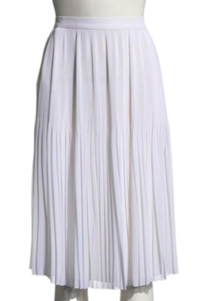 Witte geplooide midi-rok met aansluitende tailleband, vloeiende stof die voor volume is samengepakt, getoond op een paspop.