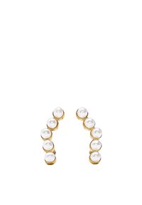 Złote kolczyki z siedmioma okrągłymi białymi perłami w zakrzywionym wzorze, z gładkim wykończeniem i polerowanymi złotymi akcentami.