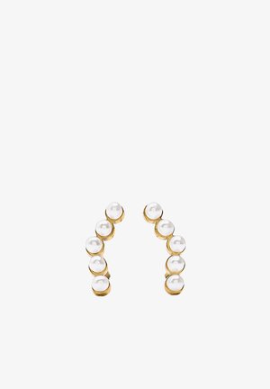 Złote kolczyki z siedmioma okrągłymi białymi perłami w zakrzywionym wzorze, z gładkim wykończeniem i polerowanymi złotymi akcentami.