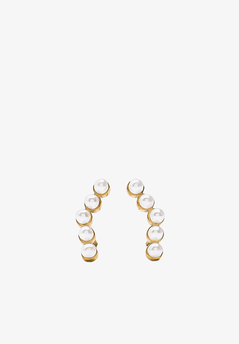 Złote kolczyki z siedmioma okrągłymi białymi perłami w zakrzywionym wzorze, z gładkim wykończeniem i polerowanymi złotymi akcentami.