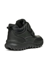 Zapatillas deportivas negras con un diseño de caña alta, hechas de material sintético texturizado. Cierre con tiras de Velcro, cuello acolchado y suela rugged.