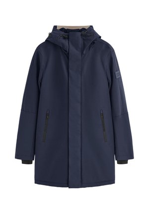 Giacca impermeabile blu navy con colletto alto, cappuccio regolabile, zip nere e tasche laterali. Caratterizzata da una texture liscia e una vestibilità comoda.