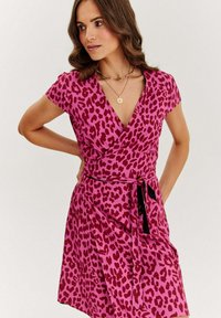 Ružová obálková šaty s vínovo červeným leopardím vzorom, krátke rukávy a viazanie v páse. Hladká tkanina s dizajnom v tvare písmena V.