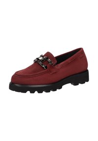 Bordeaux suede instapper met een dikke zwarte rubberen zool, voorzien van een decoratieve metalen kettingaccent aan de voorkant en gestikte details.