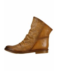 Bottines en cuir marron avec un design floral perforé, forme décontractée, semelle plate et branding subtil sur le talon.