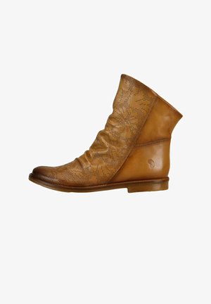 Bottines en cuir marron avec un design floral perforé, forme décontractée, semelle plate et branding subtil sur le talon.