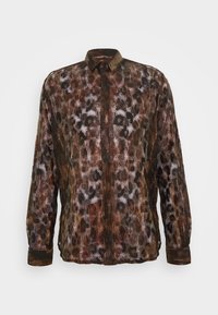 Camisa de manga larga en tejido transparente y texturizado con un estampado de leopardo en marrón y negro, con un cuello a juego y cierre de botones en la parte delantera.