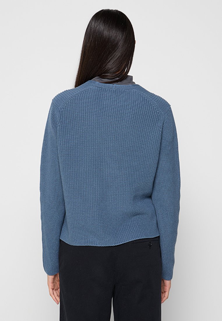 Blauer Strickpullover mit strukturierter Oberfläche, mit Raglanärmeln, Rundhalsausschnitt und leicht verkürztem Saum.