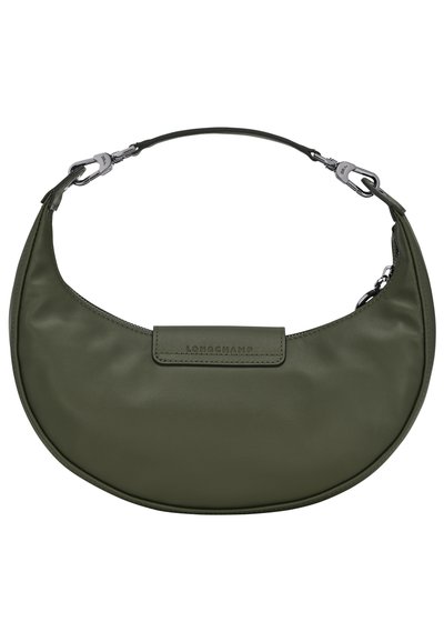 Grüne Nylon-Schultertasche in halbrunder Form, mit Reißverschluss, auffälligem Logo und metallischen Akzenten. Glatte Oberfläche, minimalistisches Design.