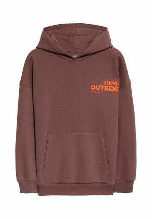 Hnědá bavlněná mikina s kapucí, vybavená přední kapsou, nastavitelnou šňůrkou na kapuci a oranžovým textem "MYSLI MIMO RÁMCE" na levé hrudi.