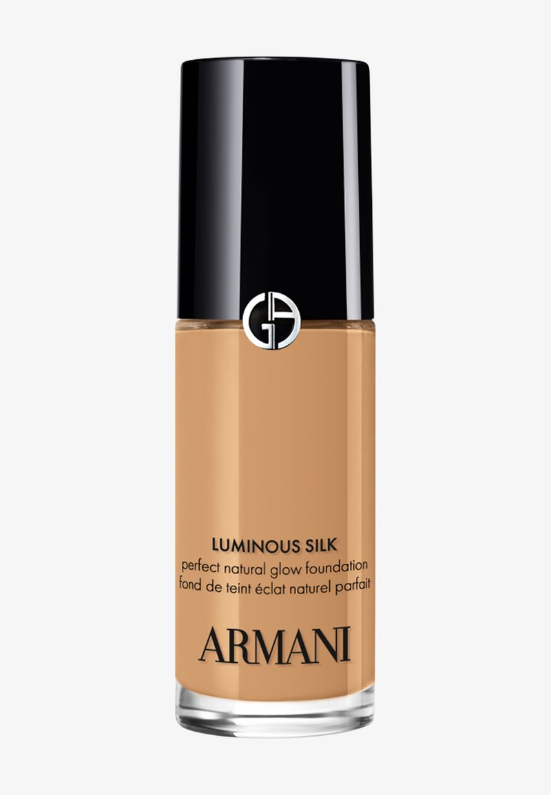 Flacon de fond de teint Luminous Silk d'Armani avec un bouchon noir, liquide beige à l'intérieur, et logo Giorgio Armani sur le bouchon.