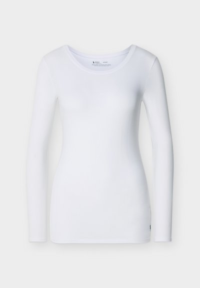 Λευκό εφαρμοστό πουκάμισο μακρυμάνικο με στρογγυλή λαιμόκοψη, παρουσιασμένο σε απλό ανοιχτό γκρι φόντο.