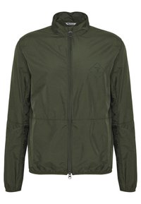 Oliivinvihreä, kevyt takki, jossa on korkea kaulus ja täysi vetoketju. Vasemmassa rinnassa on timantinmuotoinen logo ja hihansuissa joustinneulokset mukavuutta varten.