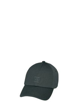 Donkergrijze honkbalpet met een klein vierkant patchje waarop de letters "M O P" staan op het voorpaneel.