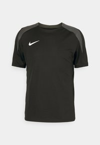 Černé tričko s krátkým rukávem vyrobené z prodyšného materiálu. Obsahuje šedé akcenty na ramenou a bílé logo Nike na hrudi.