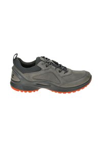 Herensport schoenen in grijs suède met een gestructureerd ontwerp, zwarte mesh accenten en een oranje rubberen loopzool. Heeft een ronde neus en vetersluiting.
