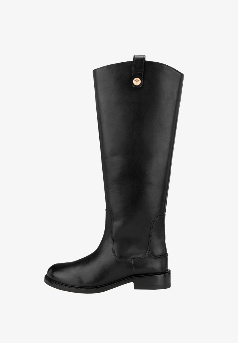 Černé kožené boty do kolen s hladkým povrchem, kulatou špičkou, malým blokovým podpatkem a páskem s kovovým akcentem nahoře.