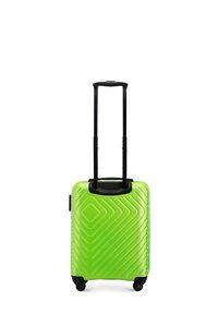 Valise rigide de couleur vert vif avec un design texturé linéaire, poignée noire rétractable et quatre roues noires pour la mobilité.