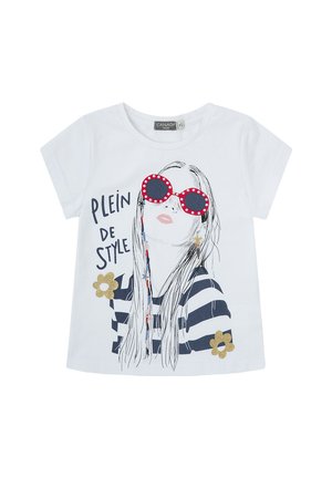 Camiseta blanca de algodón con un estampado gráfico de una mujer con gafas de sol, patrón a rayas y acentos florales en dorado y azul.