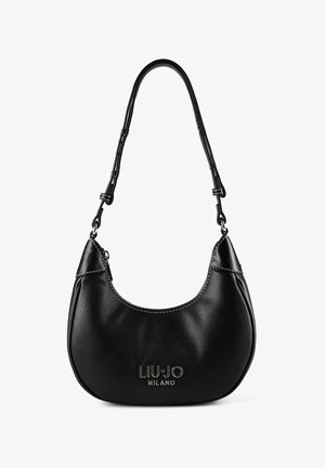 Bolso de cuero negro con forma curva y una correa corta. Presenta detalles cosidos y un logo dorado en la parte delantera. Superficie texturizada.