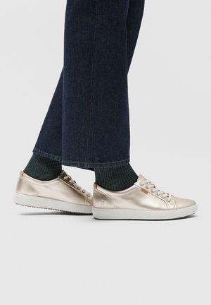 ECCO SOFT 7 - Baskets basses - gold coloured/white