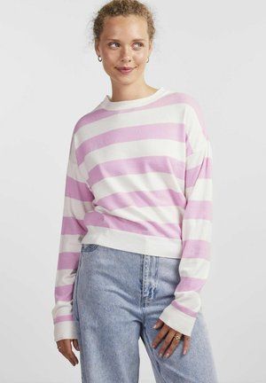 Suéter a rayas rosa y blanco de tejido suave; presenta un cuello redondo amplio y un ajuste holgado. Combinado con jeans de tiro alto en azul claro.