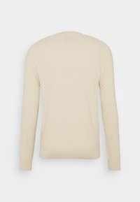 Beige Pullover mit langen Ärmeln und einem subtilen Karomuster, von hinten auf einem weißen Hintergrund gezeigt.
