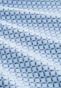 Helle blaue, strukturierte Textilie mit einem Rautenmuster in Dunkelblau, weicher, flauschiger Oberfläche und sauberem, einheitlichem Erscheinungsbild.