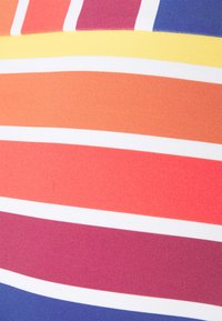 Textil vízszintes csíkokkal piros, narancs, sárga, lila és kék árnyalatokban, vékony fehér vonalakkal elválasztva; sima textúra.