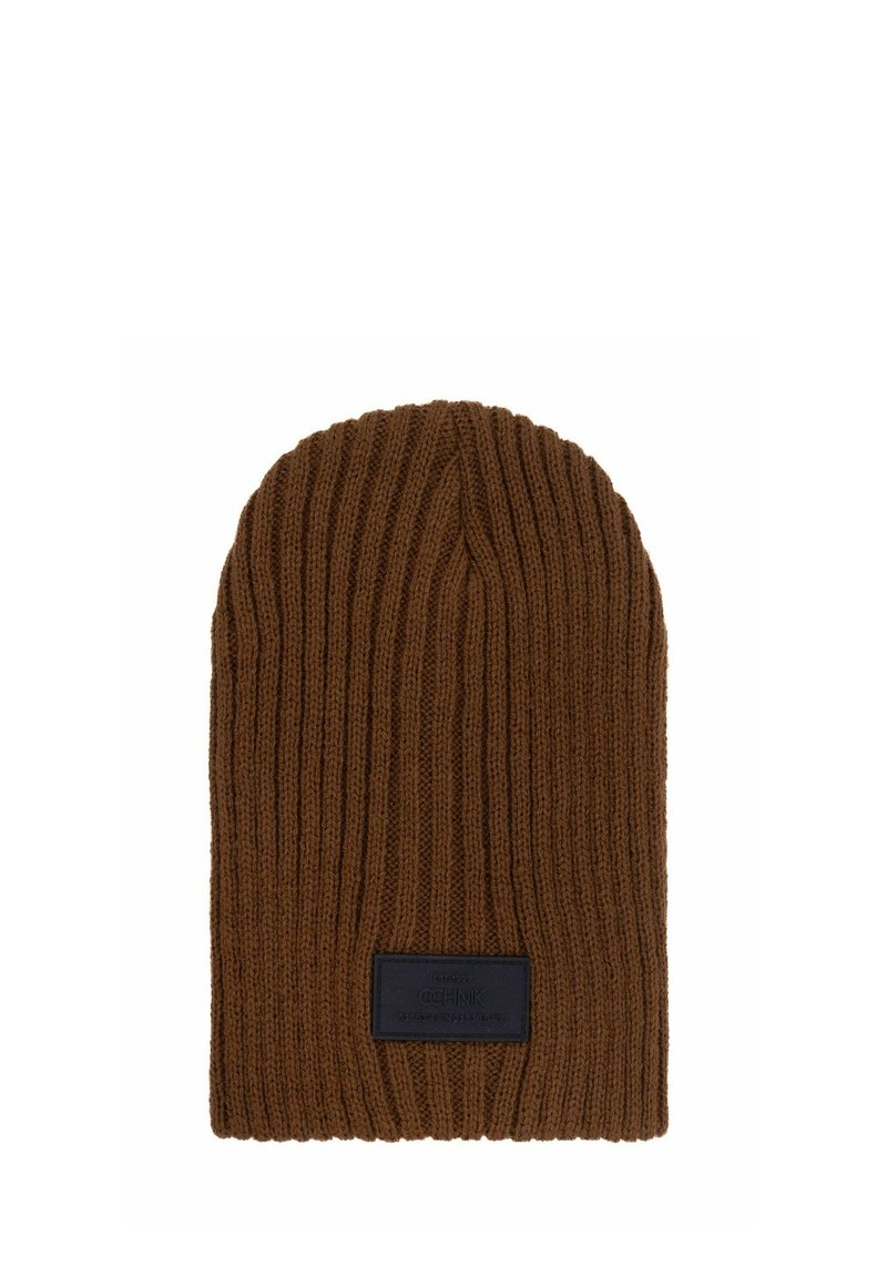 Brązowa dzianinowa czapka z podwójnym splotem, z czarną, prostokątną naszywką z wypukłymi detalami z przodu.