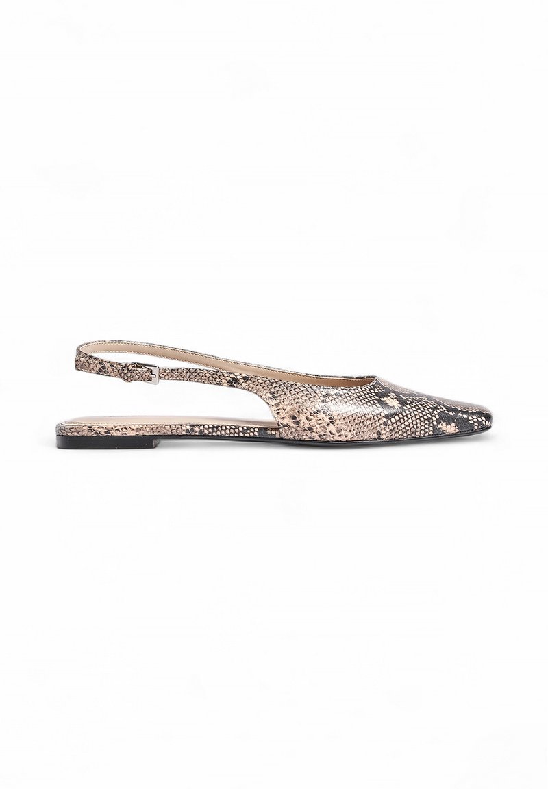 Slingback plata kurpīte ar teksturētu čūskādai līdzīgu rakstu, ar smailu purngalu, atvērtām malām un zemu melnu zoli. Galvenokārt bēšā un brūnā krāsā.