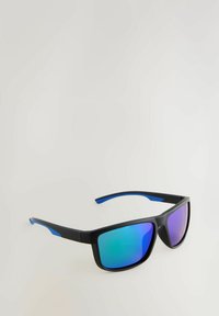 Ochelari de soare negri cu accente albastre, ramă pătrată și lentile reflectorizante cu un gradient care prezintă nuanțe de albastru și verde. Material ușor din plastic.