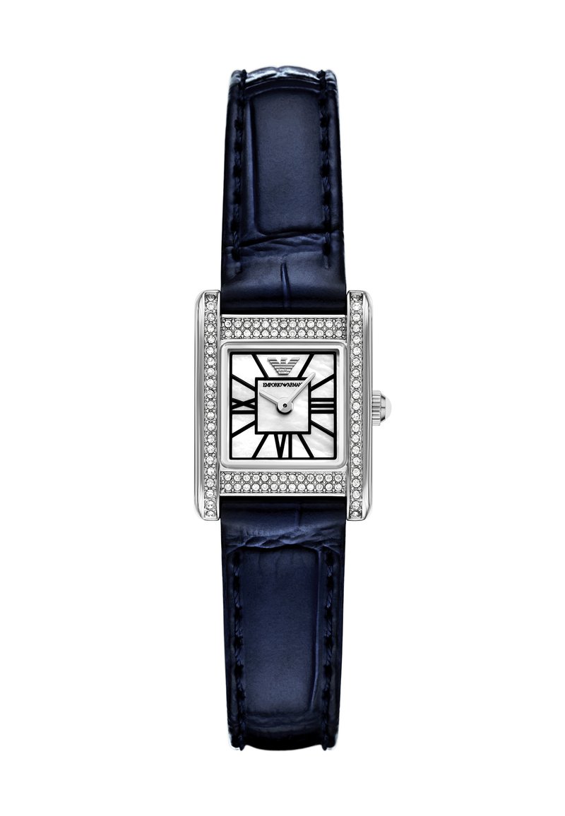Rechteckige Armbanduhr aus Edelstahl mit einem Zifferblatt aus weißem Perlmutt und schwarzen geometrischen Markierungen, umrahmt von einer Reihe klarer Kristalle, und einem navyblauen Lederband.