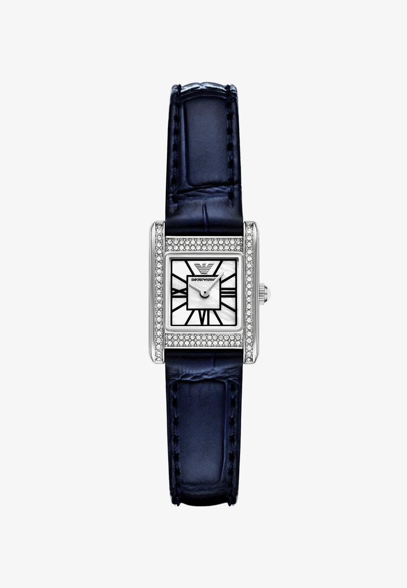Rechteckige Armbanduhr aus Edelstahl mit einem Zifferblatt aus weißem Perlmutt und schwarzen geometrischen Markierungen, umrahmt von einer Reihe klarer Kristalle, und einem navyblauen Lederband.