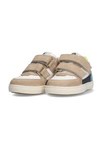 Beige suède en witte leren peuterschoenen met dubbele klittenbandsluitingen, met blauwe en groene accenten en een profielrubberen zool.