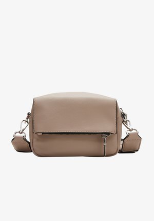 Bolso bandolera de cuero beige con bolsillo delantero con cremallera, cierre de solapa y correa ajustable con herrajes plateados.