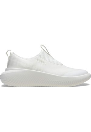 Weißer Slip-On-Sportschuh mit strukturiertem Obermaterial, Zuglaschen an Zunge und Ferse, dicker gepolsterter Sohle und dezentem Crocs-Logo an der Seite.