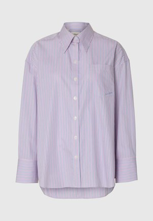 Camicia a maniche lunghe con bottoni con sottili righe verticali rosa, blu e bianche, colletto appuntito e taschino frontale sul petto.