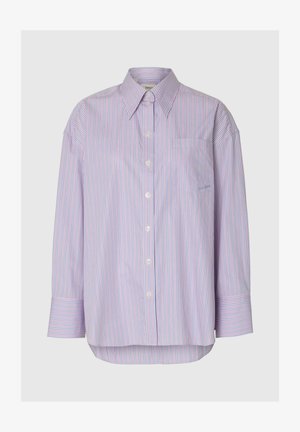 Pika varrukaga nööpidega särk, millel on kitsad vertikaalsed roosa, sinise ja valge triibud, terava krae ja esiküljel rinnatasku.