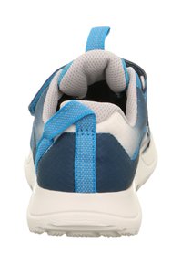 Modrá a šedá sportovní bota s prodyšným svrškem, polstrovaným límcem a poutkem na patě; texturovaná gumová podešev pro trakci.