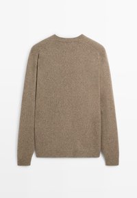 Beige gebreide trui met lange mouwen, ronde hals en een gestructureerde stofafwerking. Het ontwerp heeft minimale naden en een standaard pasvorm.